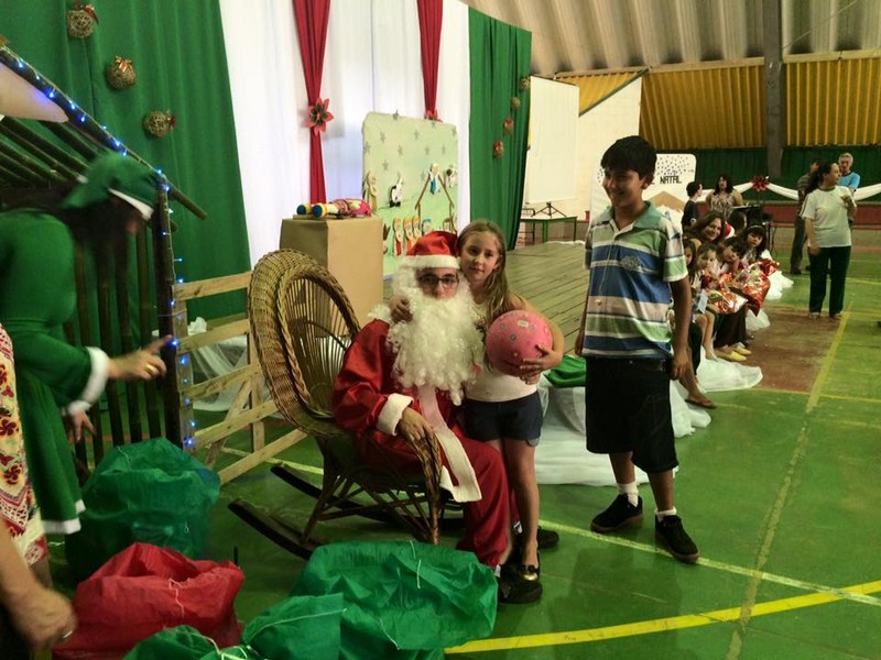 Alunos do CEM Beija-Flor recebem Papai Noel na escola e ganham presentes (2)