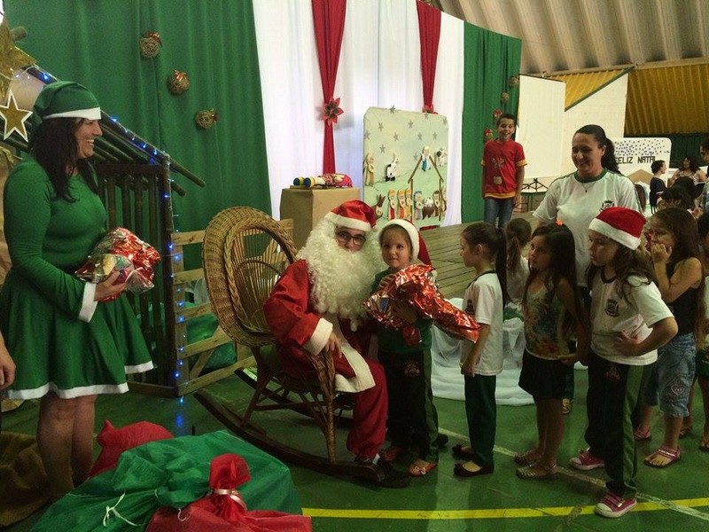 Alunos do CEM Beija-Flor recebem Papai Noel na escola e ganham presentes (3)