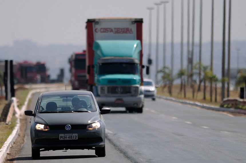 Uso-obrigatório-de-farol-baixo-durante-o-dia-em-rodovias-é-regulamentado-por-lei