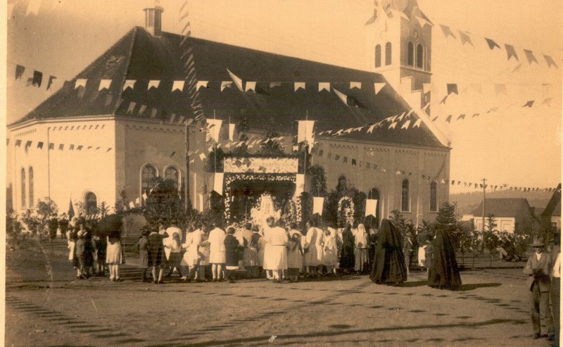 Registro da tradicional Festa na Igreja Bom Jesus da Coluna feito na década de 30