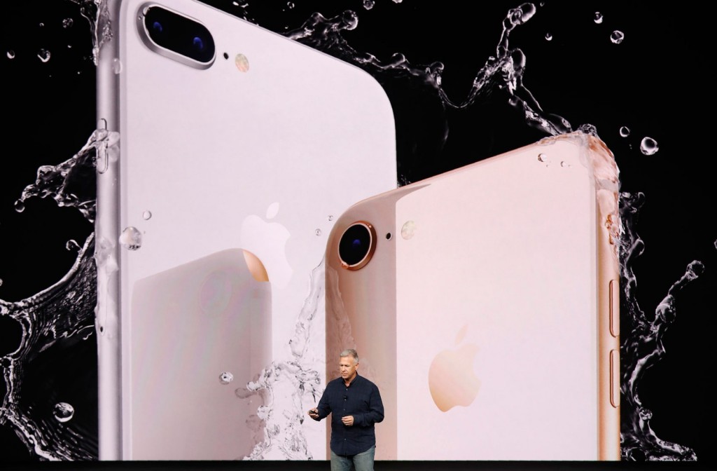 Vice-presidente de marketing global da Apple, Phil Schiller, apresenta o iPhone 8 e o iPhone 8 Plus em evento nesta terça-feira (12) em Cupertino, na Califórnia (Foto: Stephen Lam/Reuters)