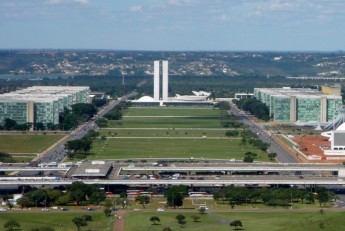 Esplanada_dos_Ministérios,_Brasília_DF_04_2006_(modificada)