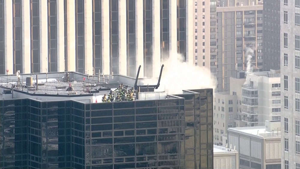 Incêndio atinge topo da Trump Tower (Foto: Reprodução/NBC)