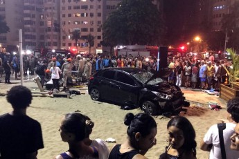 Copacabana: o carro atravessou tanto a ciclovia como a calçada e só parou no início da faixa de areia (Sebastian Rocandio/Reuters)