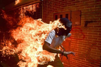 © World Press Photo José Víctor Salazar Balza (28) é fotografado em chamas durante os violentos confrontos com policiais em um protesto contra o presidente Nicolas Maduro, em Caracas, na Venezuela – 03/05/2017