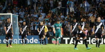 Jogadores do Vasco deixam gramado cabisbaixos após derrota (Foto: Reuters)