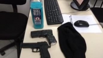 Na foto acima a arma de brinquedo e abaixo uma pistola real